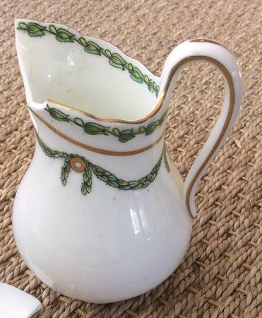 13698 (Scalloped) Creamer