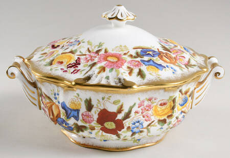 Queen Ann Round Covered Vegetable