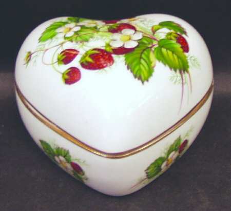 Strawberry Ripe (Small Scallops On Edge) Heart Shape Box & Lid