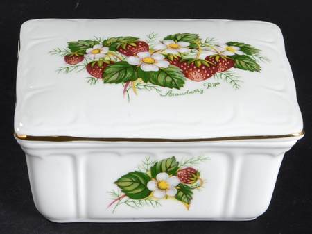 Strawberry Ripe (Small Scallops On Edge) Rectangular Box with Lid
