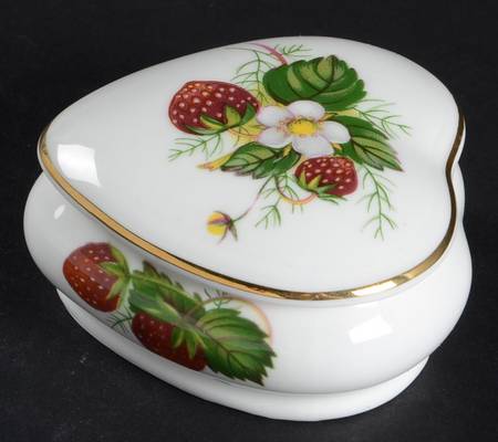 Strawberry Ripe (Small Scallops On Edge) Small Heart Shape Box & Lid
