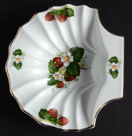 Strawberry Ripe (Small Scallops On Edge) 5" Shell Shaped Dish