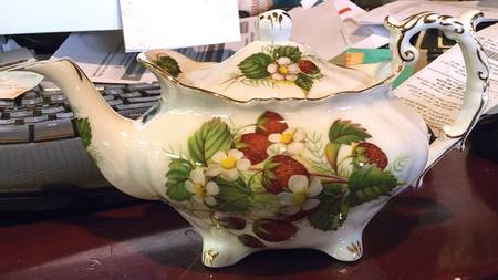 Strawberry Ripe (Small Scallops On Edge) Mini Teapot & Lid