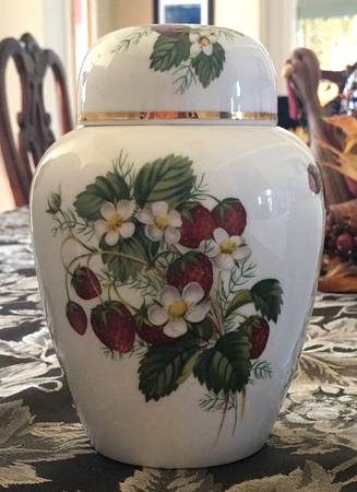 Strawberry Ripe (Small Scallops On Edge) Medium Ginger Jar & Lid