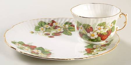 Strawberry Ripe (Small Scallops On Edge) Snack Plate & Cup Set
