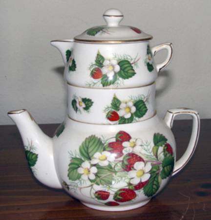 Strawberry Ripe (Small Scallops On Edge) Mini Teapot Stacking Set (Creamer, Sugar)