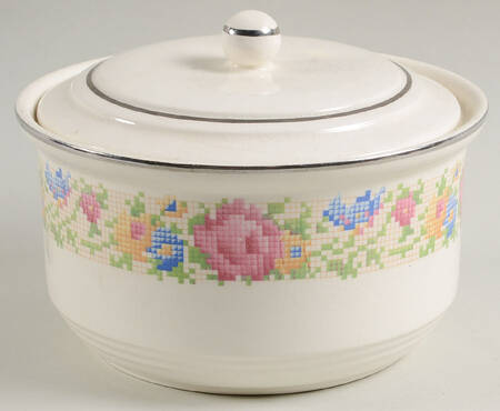 Petit Point 1 Qt Round Covered Casserole
