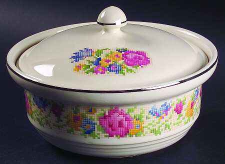 Petit Point 1 Qt Round Covered Casserole