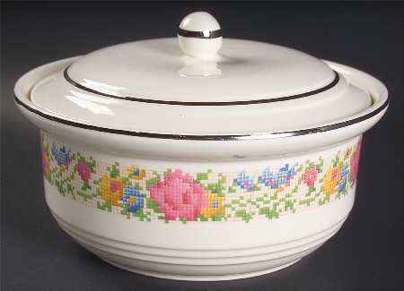 Petit Point 1.5 Qt Round Covered Casserole