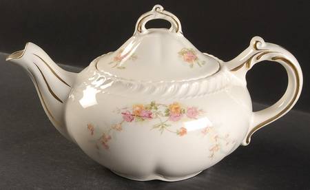 Sweetheart Rose (Royal Gadroon) Teapot & Lid
