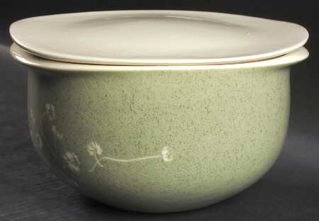 White Clover Meadow Green 2 Qt Round Covered Casserole