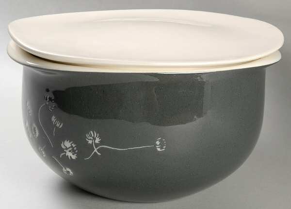 White Clover Charcoal Gray 2 Qt Round Covered Casserole
