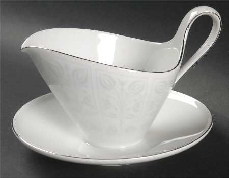 Aria Gravy Boat with Attached Underplate