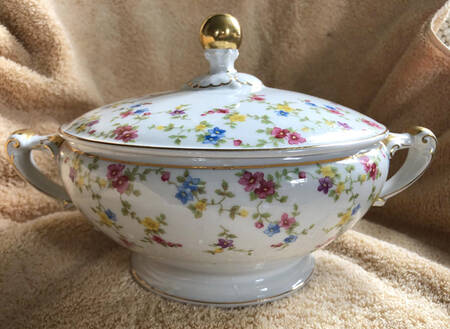 Coquette White Round Covered Vegetable