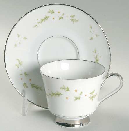 Daisy Wreath Footed Cup & Saucer Set