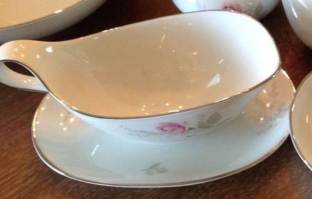 HC119 Gravy Boat with Attached Underplate