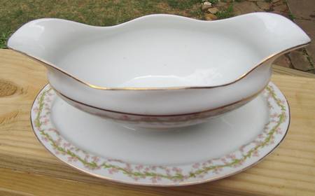 HC176 Gravy Boat with Attached Underplate