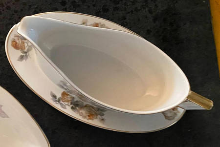 HC187 Gravy Boat with Attached Underplate