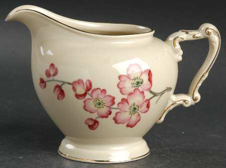 HC29 (IVORY BACKGROUND) Creamer