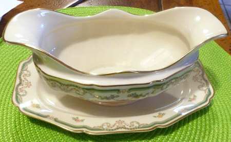12756 Gravy Boat with Attached Underplate