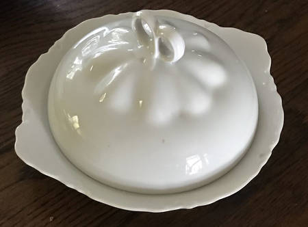 HC396 Round Covered Butter with Strainer
