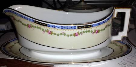HC40 Gravy Boat with Attached Underplate