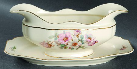 HC415 Gravy Boat with Attached Underplate