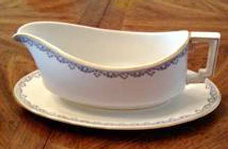 HC440 Gravy Boat with Attached Underplate