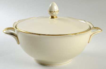 6257 (Scalloped) Round Covered Vegetable