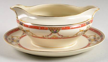Maurice Gravy Boat with Attached Underplate