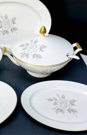 1723 (Floral, Gold Trim) Tureen & Lid w/Ladle