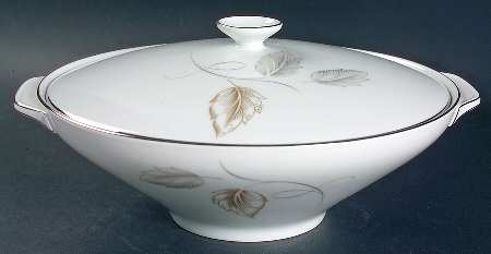 Reverie (Platinum Trim) Round Covered Vegetable