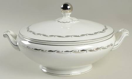 Silver Wreath Round Covered Vegetable