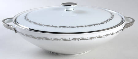 Silver Wreath Round Covered Vegetable