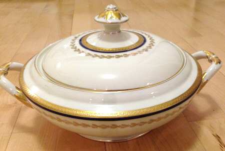 La Reine Round Covered Vegetable