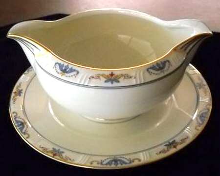 Norma Gravy Boat with Attached Underplate