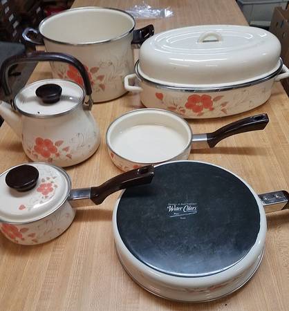 Water Colors Blush Oval Covered Metal Roaster