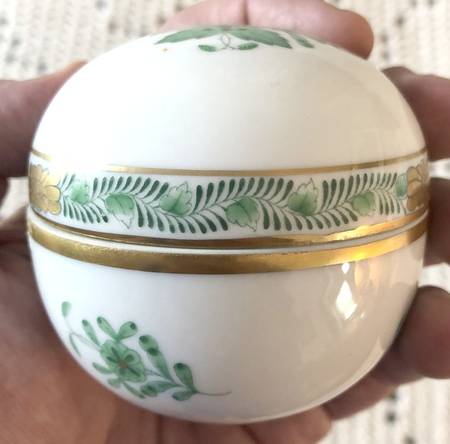 Chinese Bouquet Green (AV) 2" Round Box & Lid