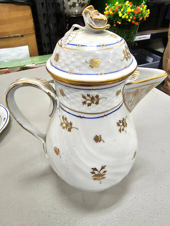 Coronation (Bat) Mocha Pot & Lid