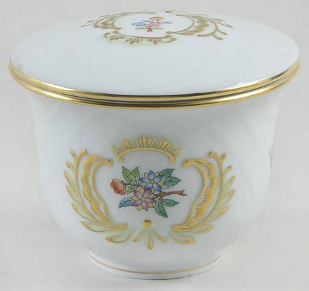 Queen Victoria (Green Border) Powder Box with Lid
