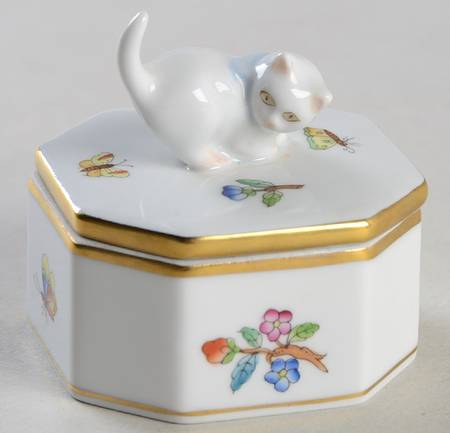 Queen Victoria (Green Border) Octagonal Box & Lid