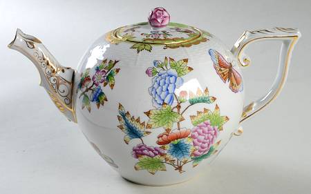 Queen Victoria (Green Border) Teapot & Lid