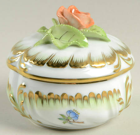 Queen Victoria (Green Border) Bon Bon & Lid