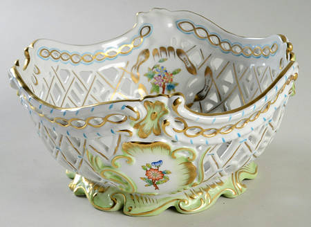 Queen Victoria (Green Border) Large Open Weave Basket