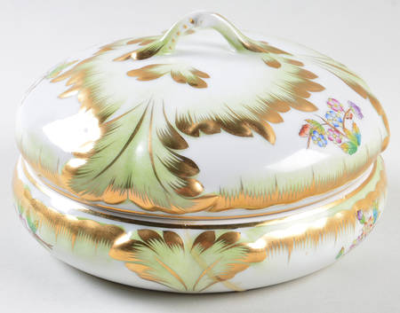 Queen Victoria (Green Border) Bon Bon & Lid
