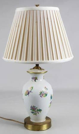 Queen Victoria (Green Border) 21" Electric Lamp & Shade