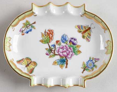 Queen Victoria (Green Border) 5" Oval Ashtray
