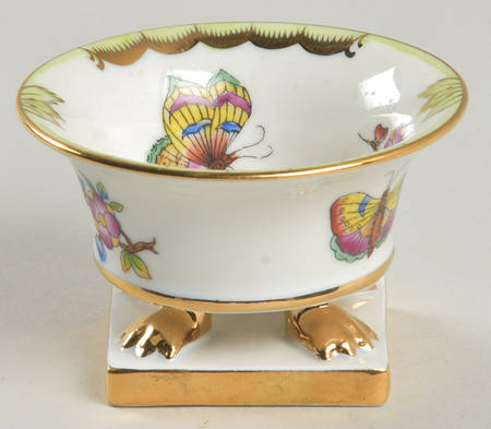 Queen Victoria (Green Border) 2" Footed Urn
