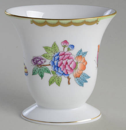 Queen Victoria (Green Border) 4" Small Vase