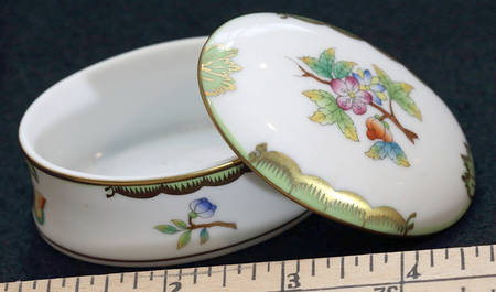Queen Victoria (Green Border) Oval Box & Lid